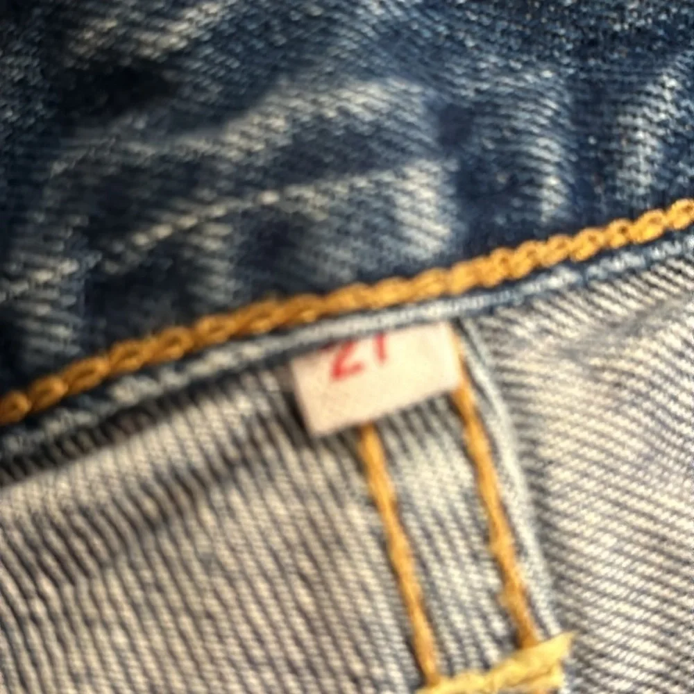 LEVI’S HIGH RISE DARK WASH 501 BUTTON FLY CUT OFF RETRO JEAN SHORTS SIZE 27 e8 - Picture 6 of 9